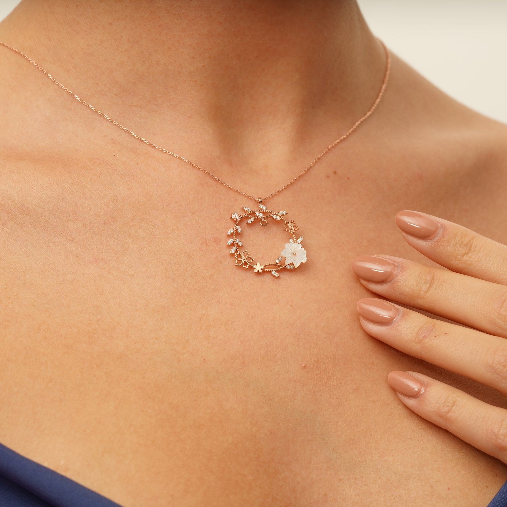 Işıltılı Flowers Manolya Kolye