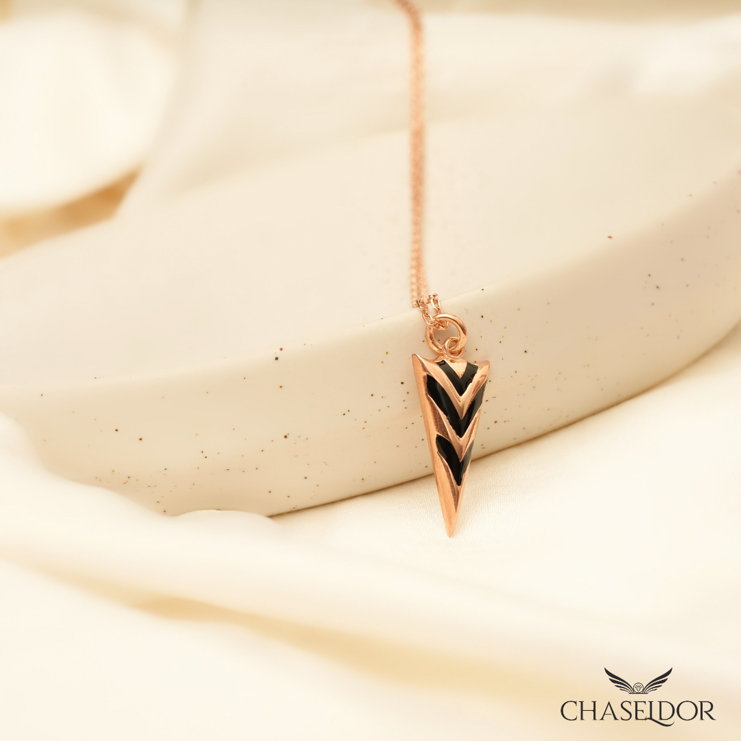 Üçgen Siyah Çizgili Gümüş Kolye